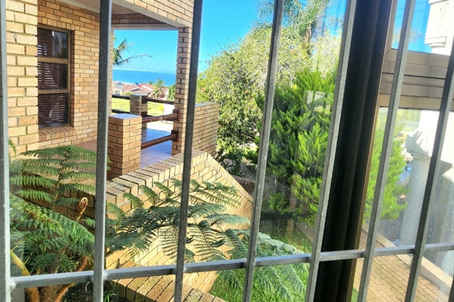 6 Bedroom Property for Sale in Wavecrest Eastern Cape
